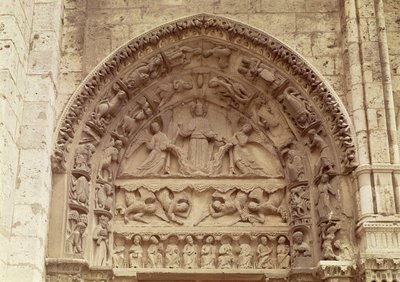El Portal Real, puerta norte, tímpano que representa la Ascensión de French School