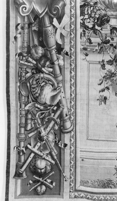 Tapiz de las Estaciones, borde, instrumentos musicales, c.1670, Fábrica de Gobelinos (detalle) de French School