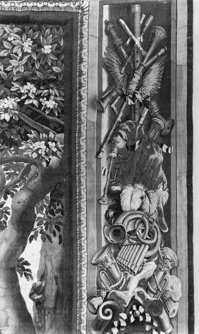 Tapiz de las Estaciones, borde, instrumentos musicales, c.1670, Fábrica de Gobelinos (detalle) de French School