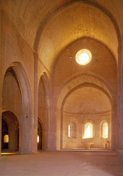 La nave de la abadía cisterciense, fundada en 1146 de French School