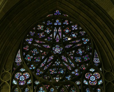 La ventana rosa norte con relleno geométrico de rombos (ventana rosa - interna) de French School
