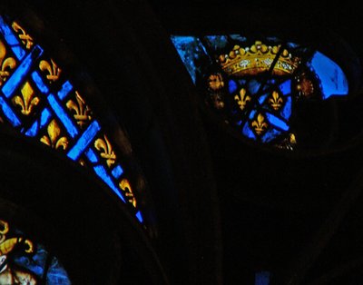 La ventana rosa oeste que representa una escena del Libro de una Flor de Lis y corona de French School