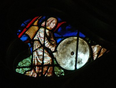 La ventana rosa oeste que representa una escena del Libro del Apocalipsis: un ángel poderoso arrojando una gran piedra de molino al mar (18:21) de French School