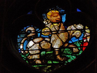 La ventana rosa oeste que representa una escena del Libro del Apocalipsis: Bestia de French School