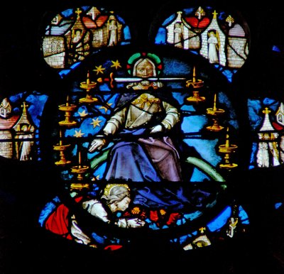 La ventana rosa oeste que representa una escena del Libro del Apocalipsis: Cristo entronizado en un arco iris rodeado de siete candelabros de oro y las siete iglesias de Asia. En su boca está la aguda espada de dos filos de French School