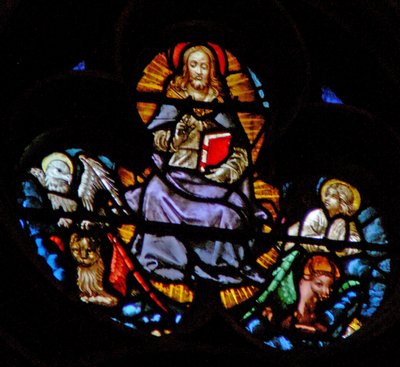 La ventana rosa oeste que representa una escena del Libro del Apocalipsis: Cristo con las cuatro Bestias Sagradas - símbolos de los Evangelistas de French School