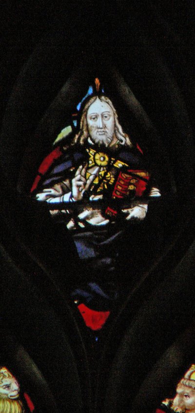 La ventana rosa oeste que representa una escena del Libro de Apocalipsis: Dios en su trono con el libro cerrado de los siete sellos (5:1) de French School