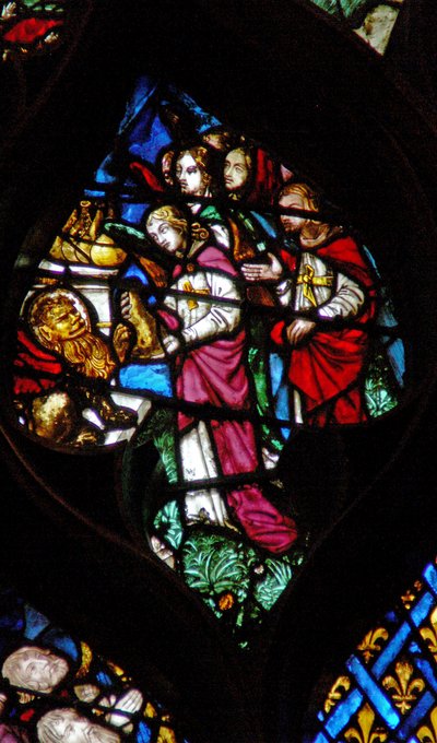 La ventana rosa oeste que representa una escena del Libro de Apocalipsis: uno de los cuatro seres da a los siete ángeles las copas de la ira de Dios (15:5-7) de French School