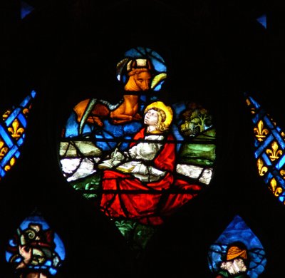 La ventana rosa oeste representando una escena del Libro de Apocalipsis: Apertura del tercer sello, con el toro de San Lucas (6:5) de French School