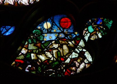 La ventana rosa oeste representando una escena del Libro de Apocalipsis: Apertura del sexto sello: El gran día de su ira; la ruina creada por terremotos, el sol con un saco de pelo negro de French School