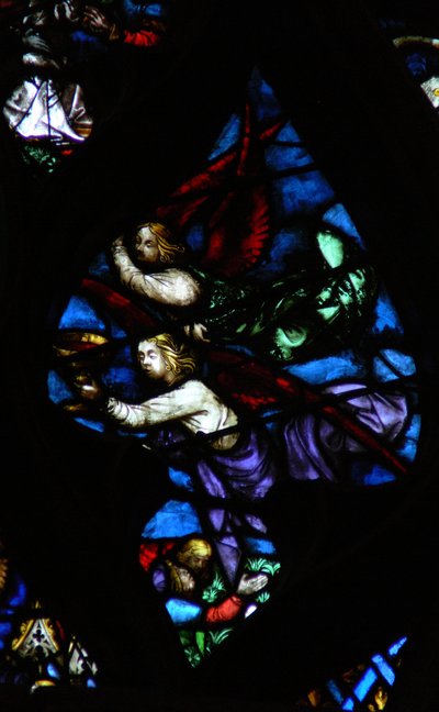 La ventana rosa oeste que representa una escena del Libro de Apocalipsis: dos ángeles, uno anunciando que Babilonia ha caído, el otro llevando el vino de la ira de Dios (14:8-11) de French School