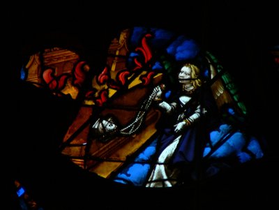 La ventana rosa oeste que representa una escena del Libro de Apocalipsis: un ángel dando incienso al altar (simbolizando las oraciones de los santos) (8:3) de French School