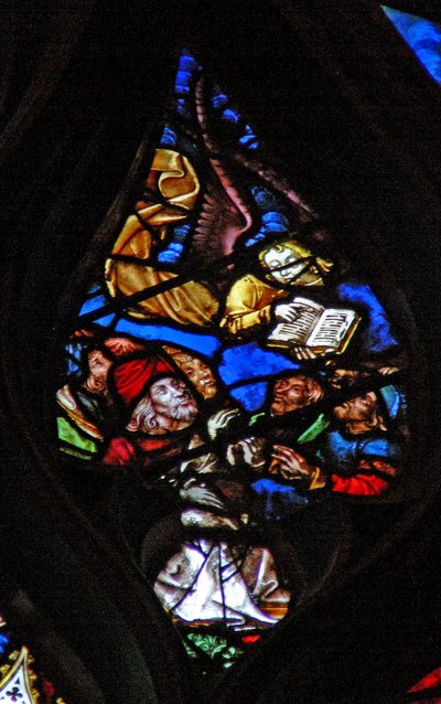 La ventana rosa oeste que representa una escena del Libro de Apocalipsis: ángel anuncia la hora del juicio (14:6-7) de French School