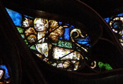 La ventana rosa oeste que representa una escena del Libro de Apocalipsis: bestia con siete cabezas sale del mar (13:1) de French School