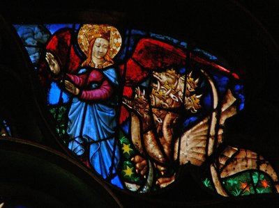 La ventana rosa oeste que representa una escena del Libro de Apocalipsis: el dragón persigue a la madre del niño varón; pero ella tiene alas con las que volar al desierto (12:13-14) de French School