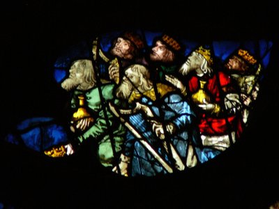 La ventana rosa oeste que representa una escena del Libro del Apocalipsis: ancianos, con arpas y frascos de perfume, se postran (5:8-10) de French School