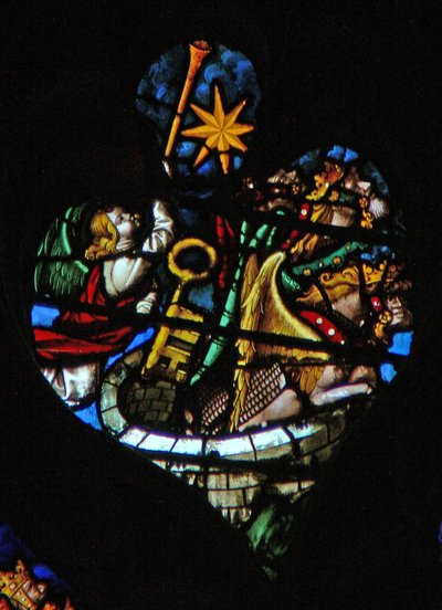 La ventana rosa oeste que representa una escena del Libro de Apocalipsis: quinta trompeta; la estrella cae del cielo, la llave del abismo, y una gran langosta (9:1-6) de French School