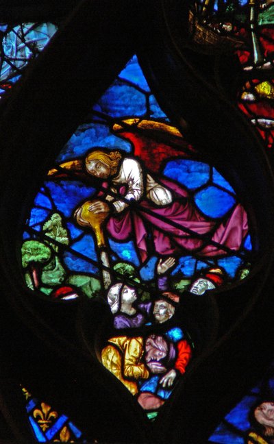La ventana rosa oeste que representa una escena del Libro de Apocalipsis: la primera copa es derramada sobre la tierra (16:2) de French School
