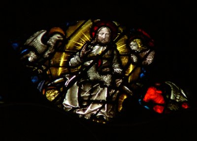 La ventana rosa oeste representando una escena del Libro de Apocalipsis: Cordero ante el trono, entre las cuatro criaturas sagradas (7:9-12) de French School