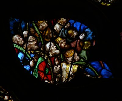 La ventana rosa oeste representando una escena del Libro de Apocalipsis: Multitud ante el trono de Dios, en túnicas blancas llevando palmas (7:9-12) de French School