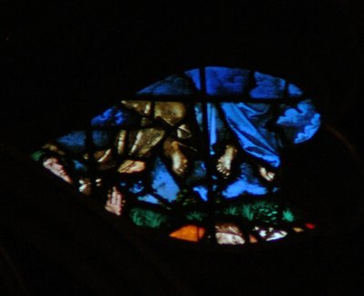 La ventana rosa oeste que representa una escena del Libro de Apocalipsis: resurrección de los testigos y su ascensión (en las nubes azules) mientras los observadores están asombrados (11:11-13) de French School