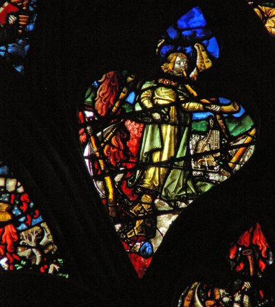 La ventana rosa oeste que representa una escena del Libro de Apocalipsis: segunda trompeta; una montaña ardiente desciende al mar (8:8-9) de French School