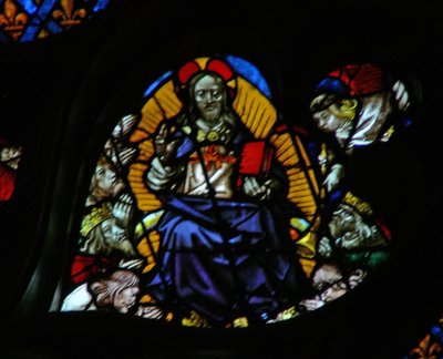La ventana rosa oeste que representa una escena del Libro de Apocalipsis: séptima trompeta; los ancianos se postran ante el trono (11:15) de French School