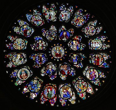 La ventana de rosetón oeste con paneles fragmentarios del siglo XV y XVI que representan principalmente a santos de French School