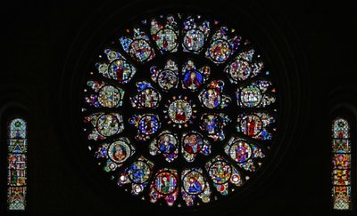La ventana de rosetón oeste con paneles fragmentarios del siglo XV y XVI que representan principalmente a santos (ventana de rosetón - interna) de French School