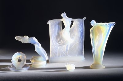 Tres Objetos de Vidrio Opalescente por Lalique de French School