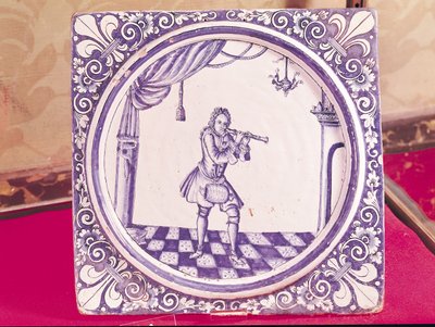 Azulejo que representa a un clarinetista, 1706 (faience) de French School