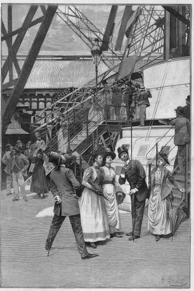 Turistas cerca del ascensor de la primera plataforma de la Torre Eiffel en París de French School