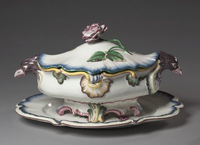 Sopera, fabricada por la Fábrica de Estrasburgo, c.1750 de French School