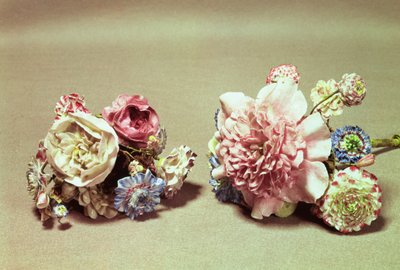 Dos ramos de flores de Vincennes de French School