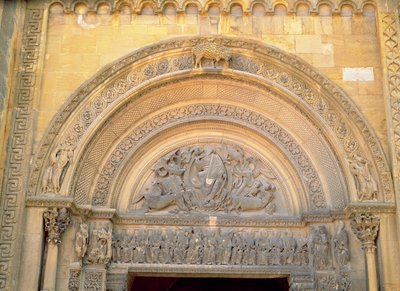 Tímpano del pórtico que representa a Cristo en Majestad con los Símbolos de los Evangelistas, c.1140-50 de French School