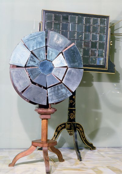 Espejo de enfoque variable diseñado por Jacques Alexandre Cesar Charles (1746-1823) y utilizado por Georges Louis Leclerc (1707-88) Conde de Buffon en sus experimentos sobre la fusión del plomo de French School