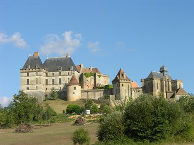 Vista del Castillo de Biron, siglo XV-XVI de French School