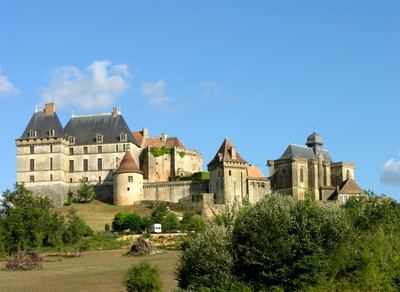 Vista del Castillo de Biron, siglo XV-XVI de French School