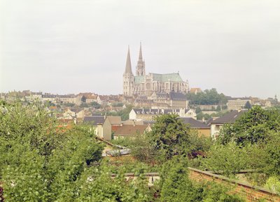 Vista de la Catedral de Chartres, desde el sureste, comenzada en 1194 de French School