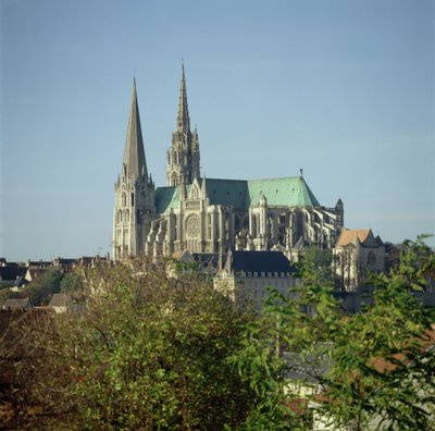 Vista de la Catedral de Chartres, desde el sureste, comenzada en 1194 de French School