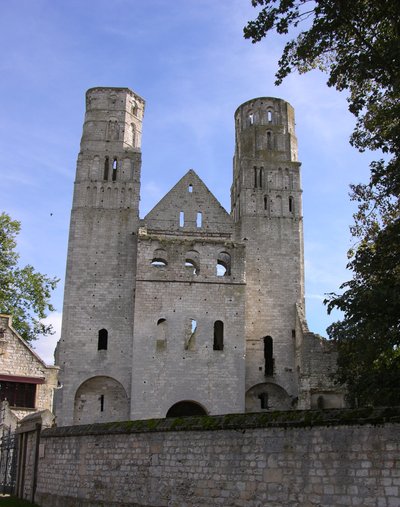 Vista de la Abadía de Jumièges de French School