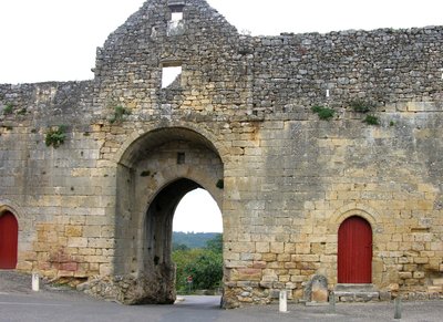 Vista de una puerta fortificada de French School