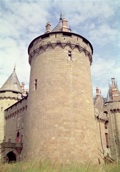 Vista de una torre del castillo, siglo XIV-XV de French School
