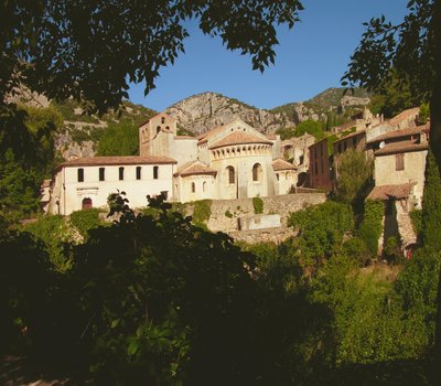 Vista de la Iglesia Abacial, siglo XI-XII de French School