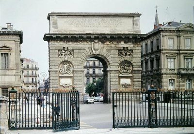 Vista del Arco de Triunfo en el Paseo de Peyrou, construcción iniciada en 1684 y completada en 1776 de French School