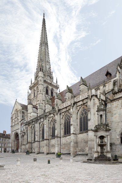Vista de la Catedral de San Lázaro de Autun, arquitectura religiosa francesa en estilo románico y gótico, Autun, Saona y Loira, Borgoña de French School