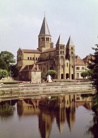 Vista de la Iglesia de Notre-Dame, siglos XI-XII de French School