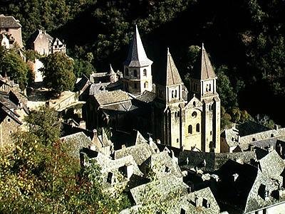 Vista de la Iglesia de St. Foy, construida c.1140 de French School