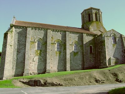Vista de la Iglesia de San Pedro de French School