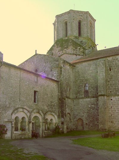 Vista de la Iglesia de San Pedro de French School